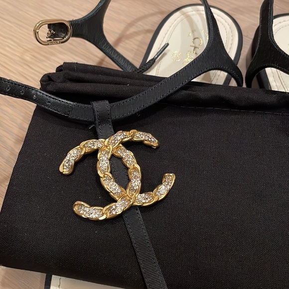 BNIB Auth. CHANEL Rhinestone Encrusted thing sandal size 37 or 7 - Picture 3 of 11